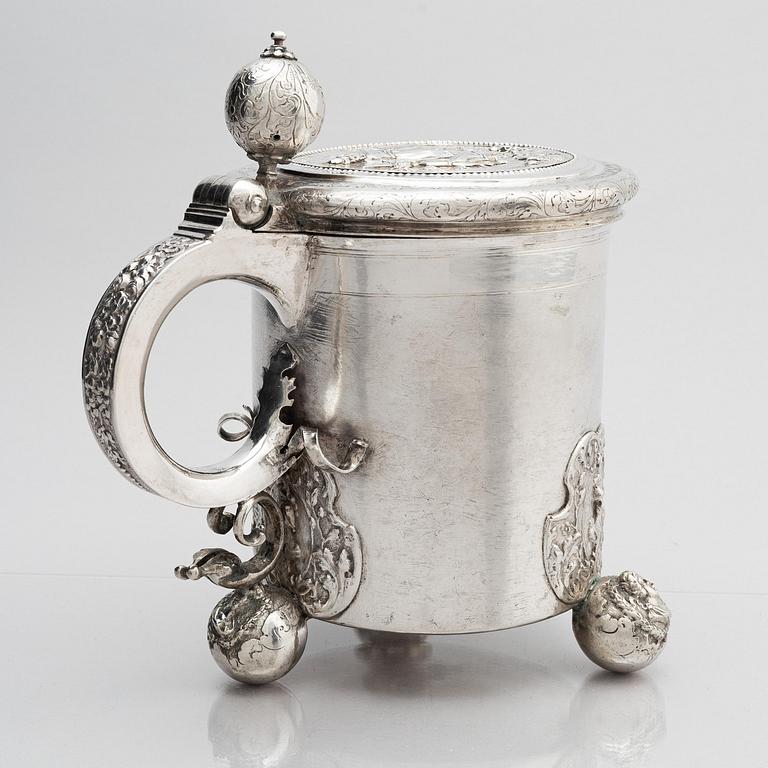 Andreas Berg, dryckeskanna, silver, (verksam 1712-1717), Pärnu, Estland. Senbarock.