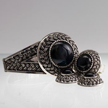 ARMSMYCKE, RING, ÖRHÄNGEN, silver, cabochonslipade spektroliter. Pentti Sarpaneva, Turun Hopea 1975.