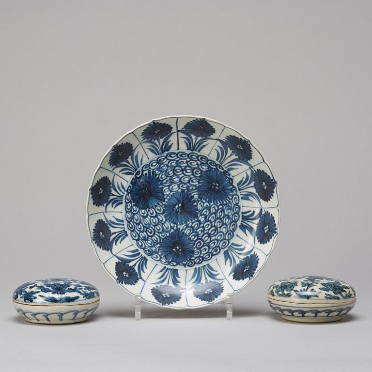 Two blue and white boxes with covers and a dish, Qing dynasty, Kangxi (1662-1722).