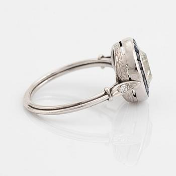 Ring platina med äldre briljantslipad diamant och carréslipade safirer, ca 1920-tal.