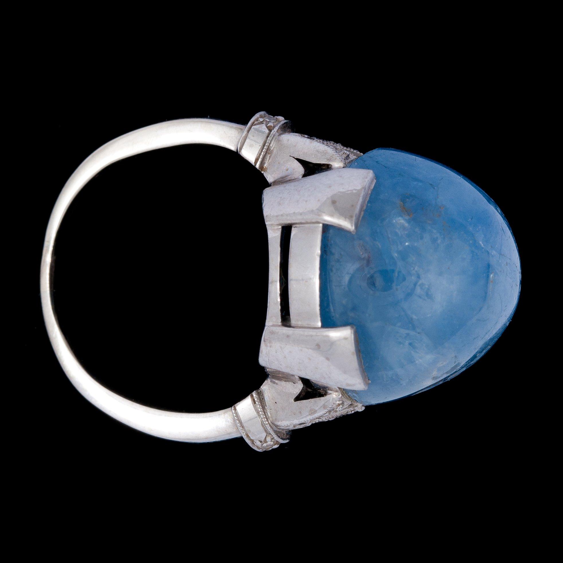 RING, cabochonslipad safir, ca 30 ct, med åttkantslipade diamanter.