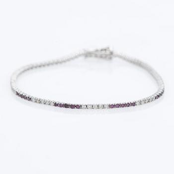 ARMBAND, briljantslipade färglösa och behandlade lila diamanter, 18K vitguld.