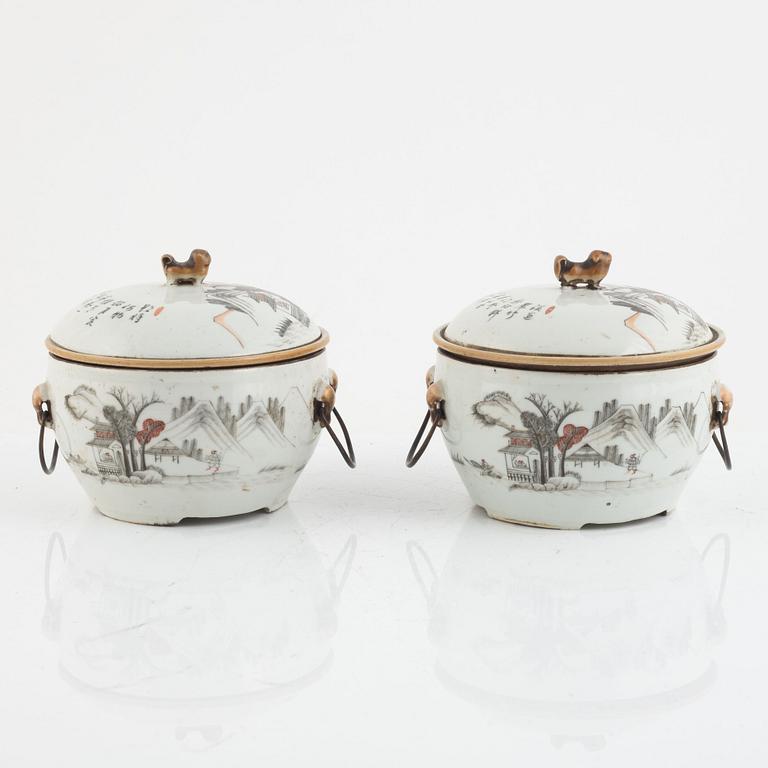 A pair of Chinese tureens with covers, late Qing dynasty, circa 1900.