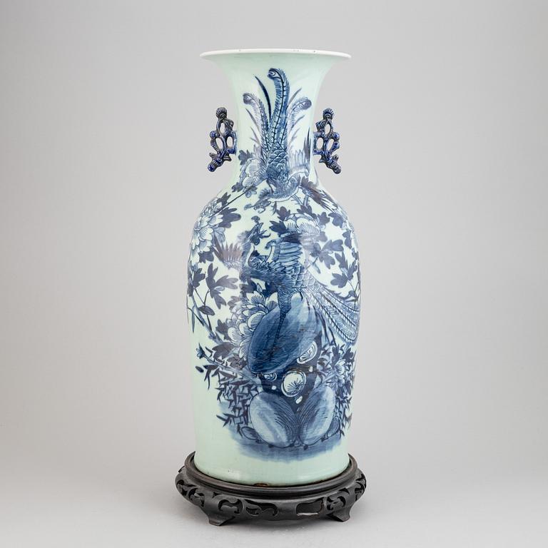 A large chinese blue and white vase, Qing Dynasty, around the year 1900.