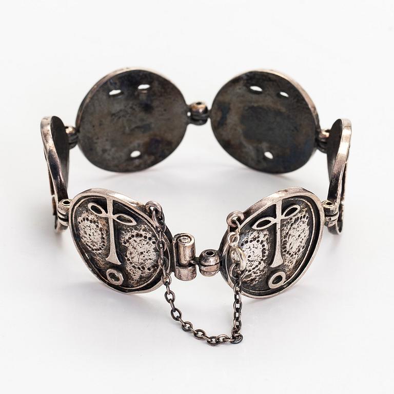 Jorma Laine, rannekoru, "Naamio", hopeaa, Turun Hopea, Turku 1973.