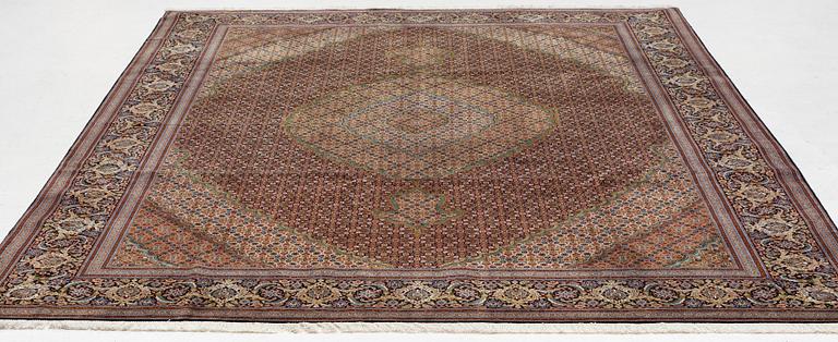 Matta, Täbriz, ca 330 x 260 cm.