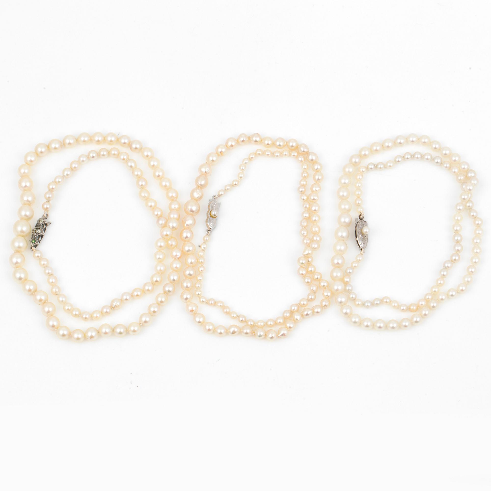 PÄRLCOLLIER, 3 st, med odlade saltvattenspärlor och silverlås.