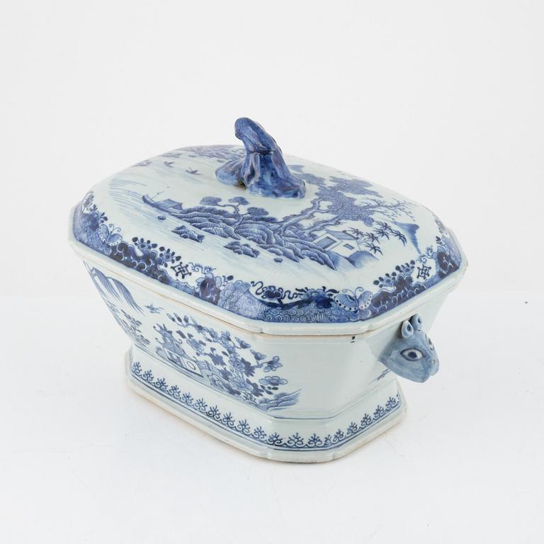 A blue and white tureen with cover, Qing dynasty, 18th Century.