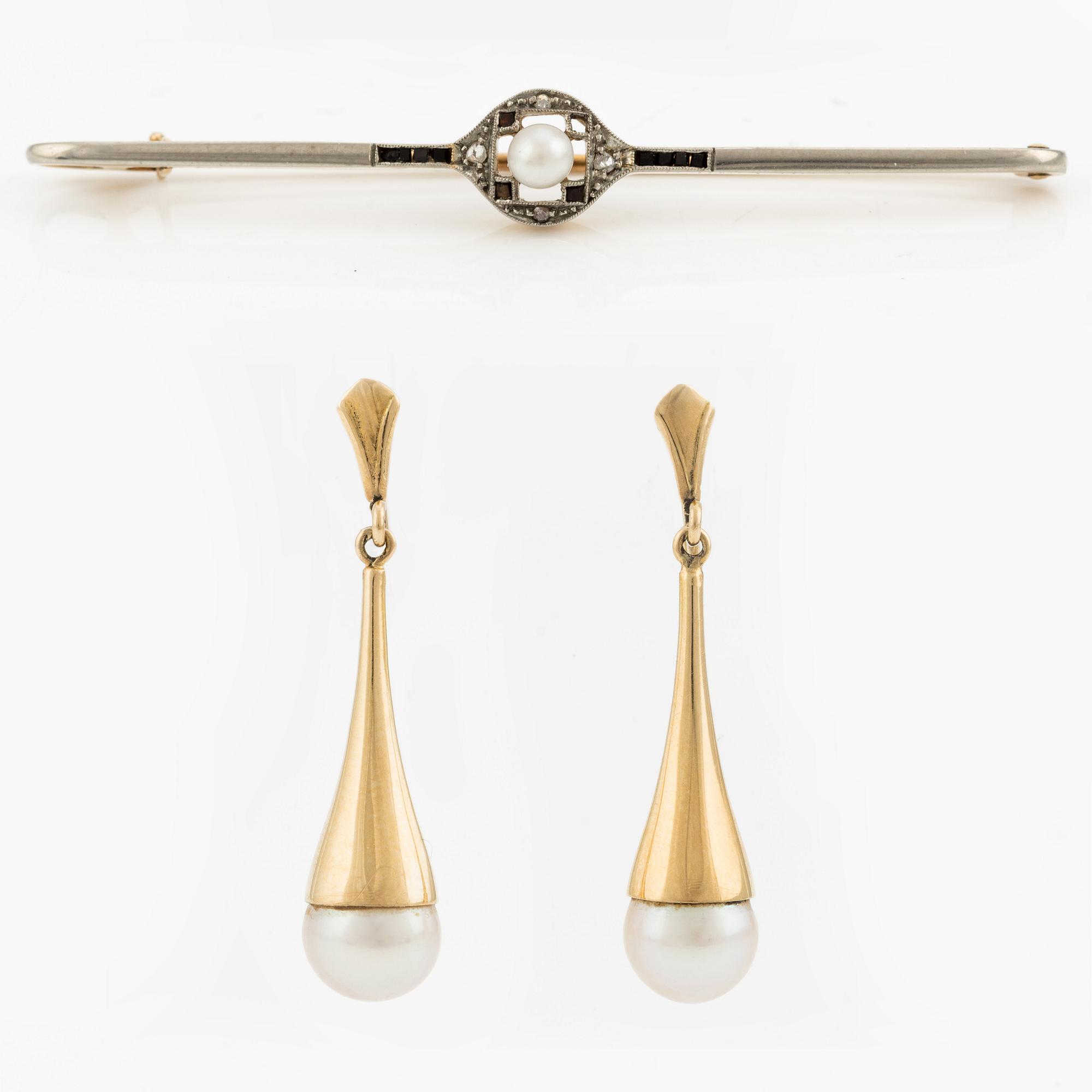 Ett par örhängen och en brosch, 18K och 14K guld med pärlor och små rosenslipade diamanter.