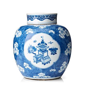 556. A blue and white jar with cover, Qing dynasty, Kangxi (1662-1722).