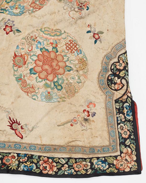 ROBE, silk. Height 98,5 cm. China 19th century, probably around year 1800.