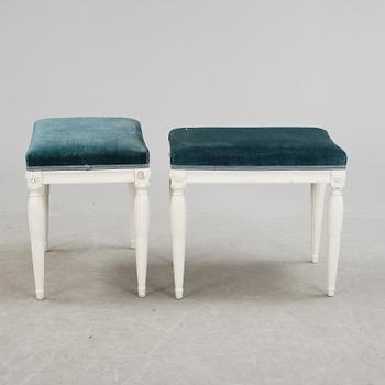 TABURETTER, ett par, gustaviansk stil, modern tillverkning.