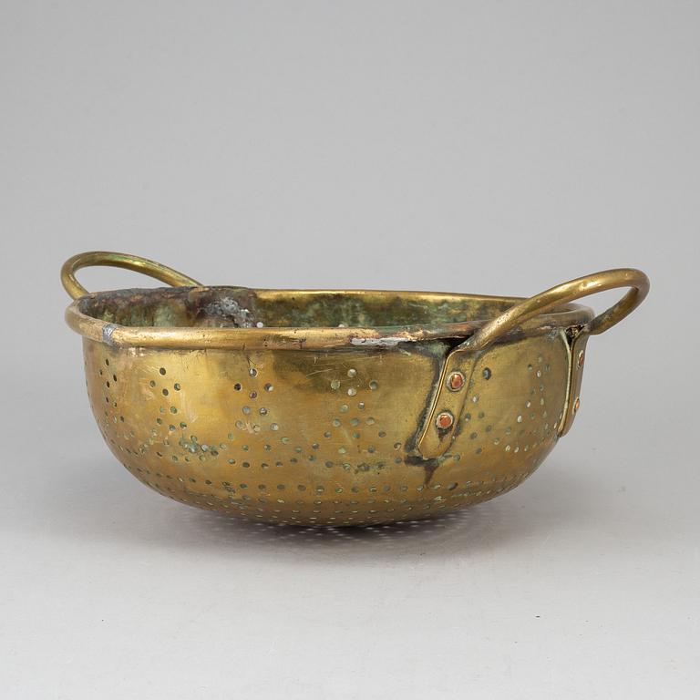 A brass colander, 18th/19th century.