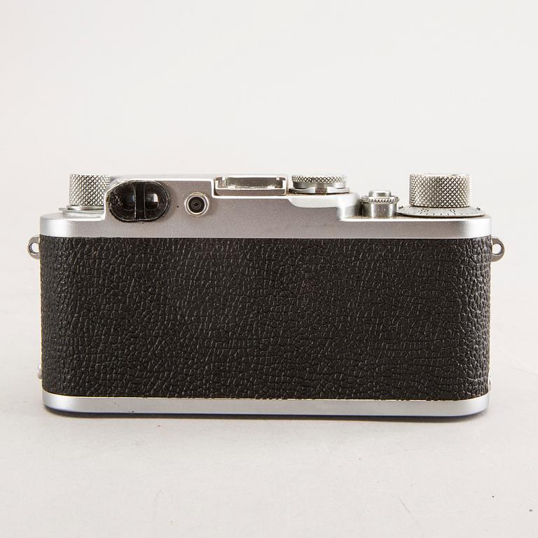 Leica Camera AG, Leica, Camera, Drp Ernst Leitz Wetzlar Germany No. 689727, with accessories.