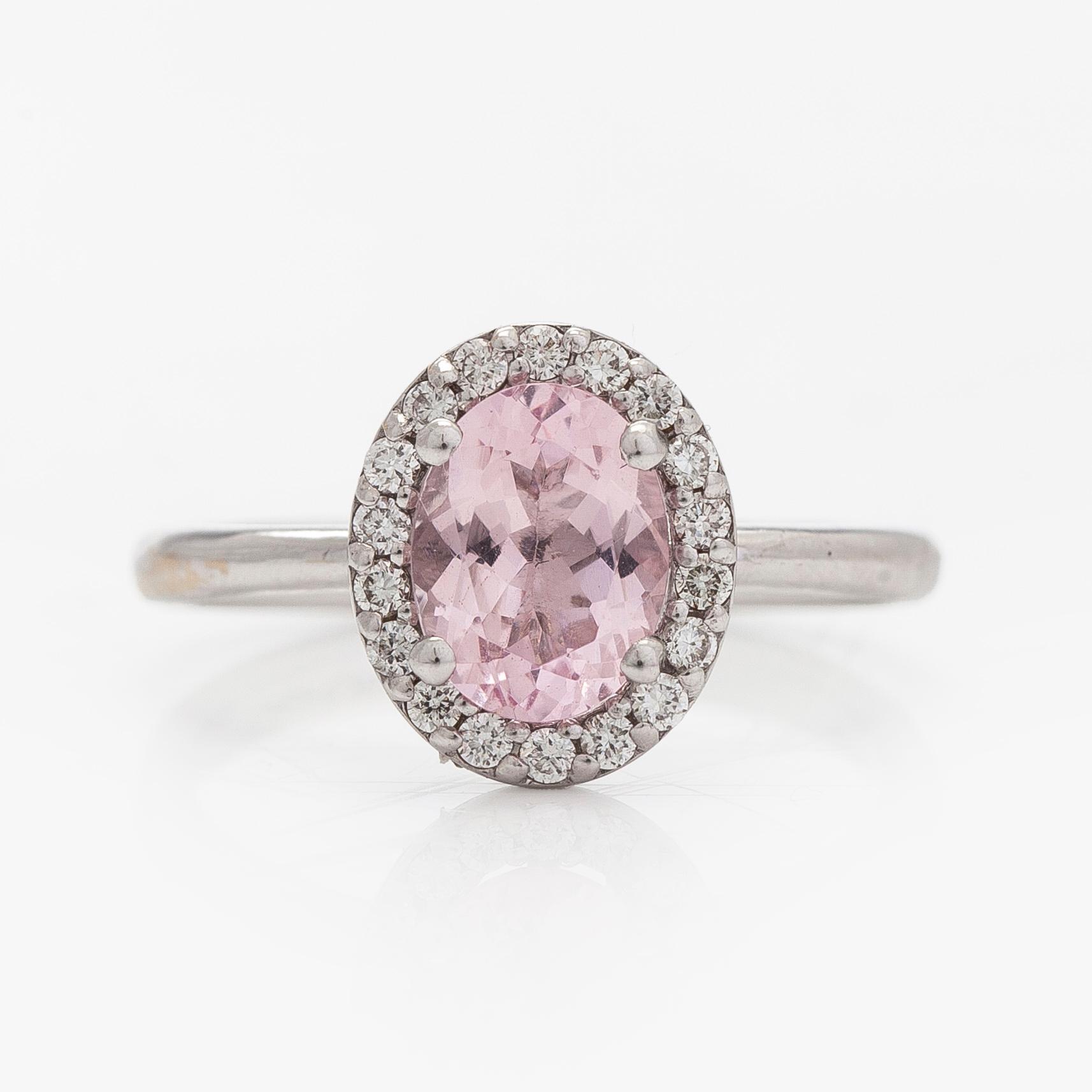 Ring, 18K vitguld med en oval morganit och diamanter ca 0.20 ct totalt.