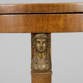 SALONGSBORD, Kalmar Fajans, 1900-talets första hälft.