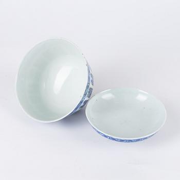 Two Chinese blue and white dishes and a bowl with cover, 20th century.