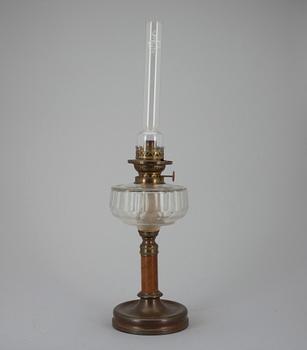 FOTOGENLAMPA, mässing och glas, märkt Kosmos Brenner, omkring 1900.