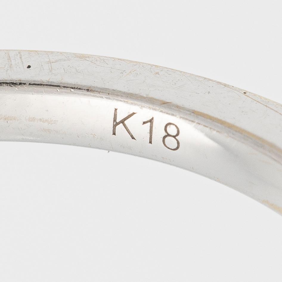 Ring, 18K vitguld med radiantslipad diamant och briljantslipade diamanter.