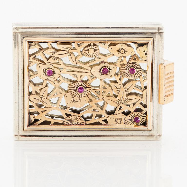 Boucheron puderdosa silver med fasettslipade rubiner.