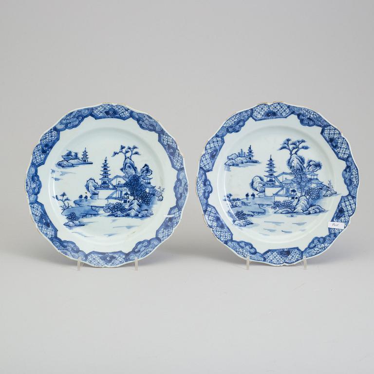 A pair of blue and white export porcelain plates, Qing dynasty, Qianlong (1736-95).