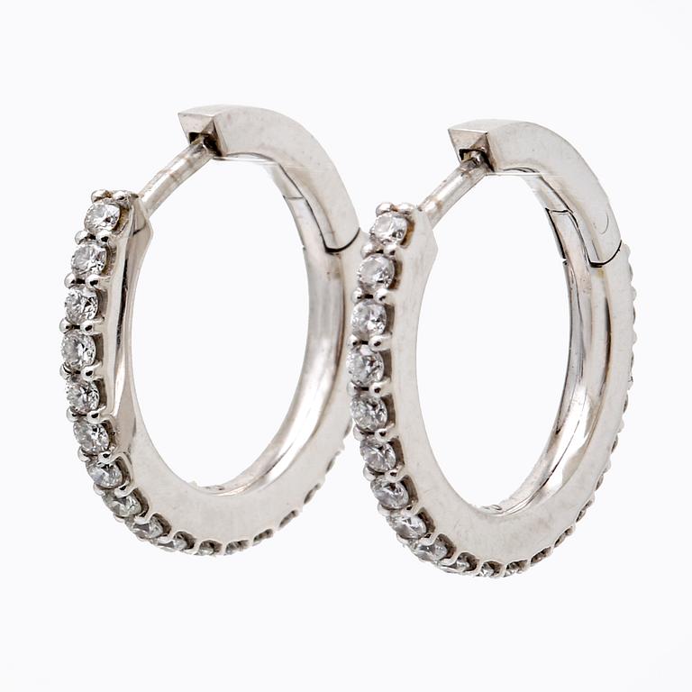 Ole Lynggaard earrings, 18K gold with 42 brilliant-cut diamonds 0,42 ct in total, TW VS, diameter 16 mm.