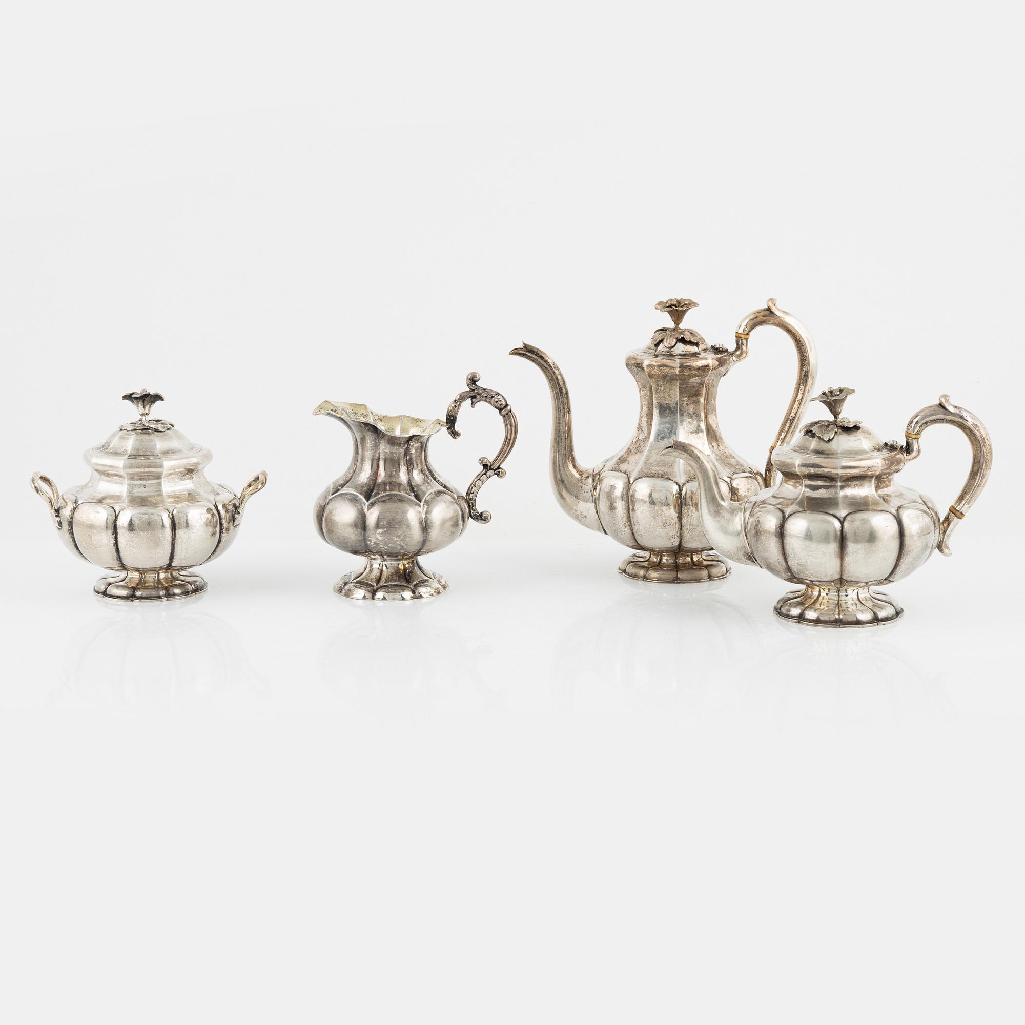 Kaffeservis, silver, 3 delar, Mattias Skytt, St. Peterburg, 1861, samt gräddkanna, oidentifierad mästare, Moskva, 1865.