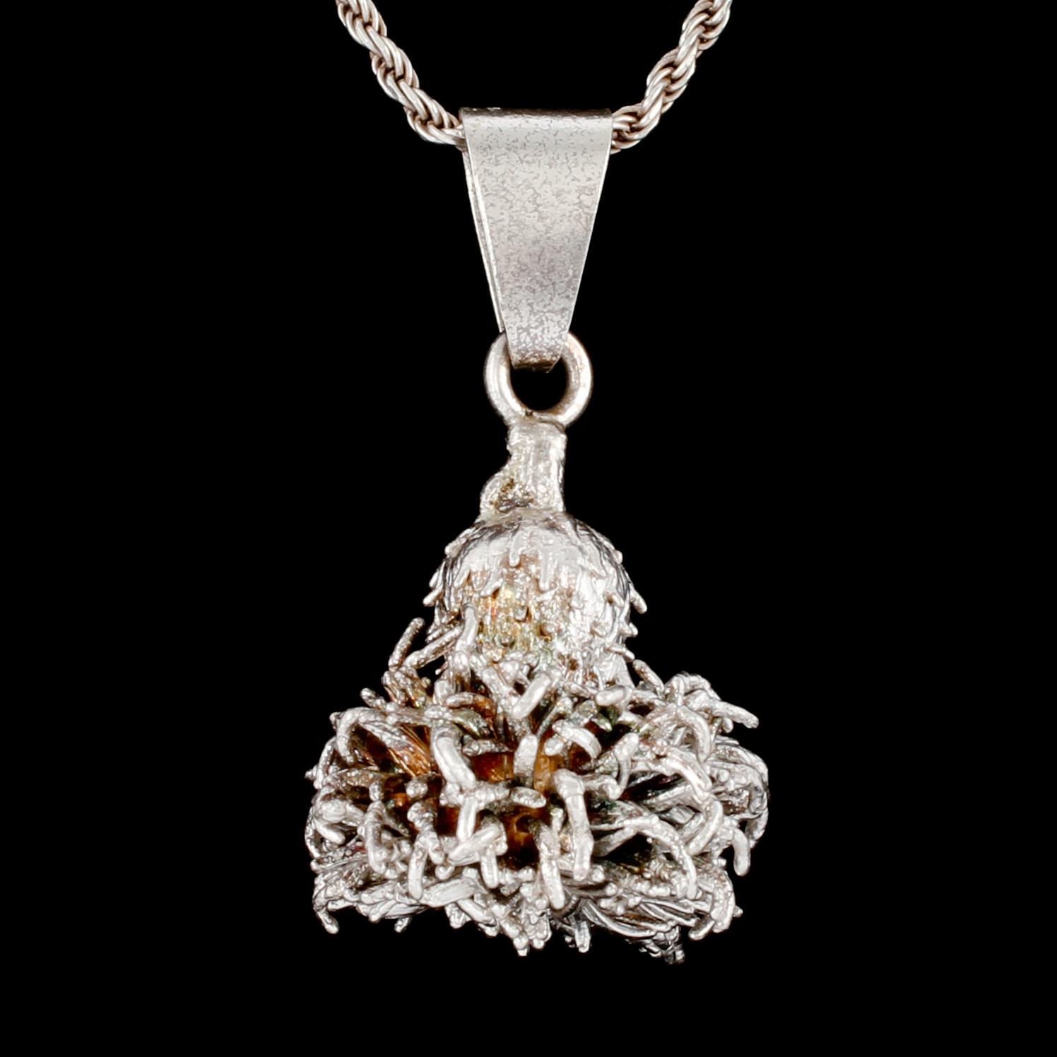 HÄNGE, sterlingsilver, Flora Danica, Orla Eggert, Danmark, 1900-talets tredje kvartal. Total vikt 11 g.
