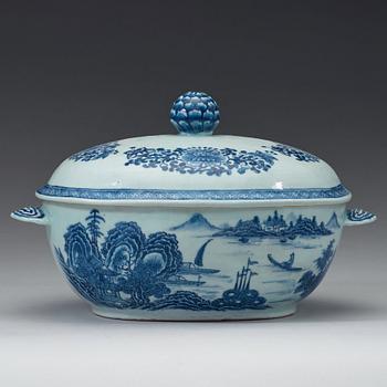 A blue and white export porcelain tureen with cover and stand, Qing dynasty, Qianlong (1736-1795).