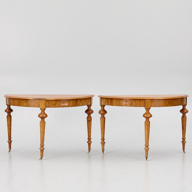 A late 19th century dining table.