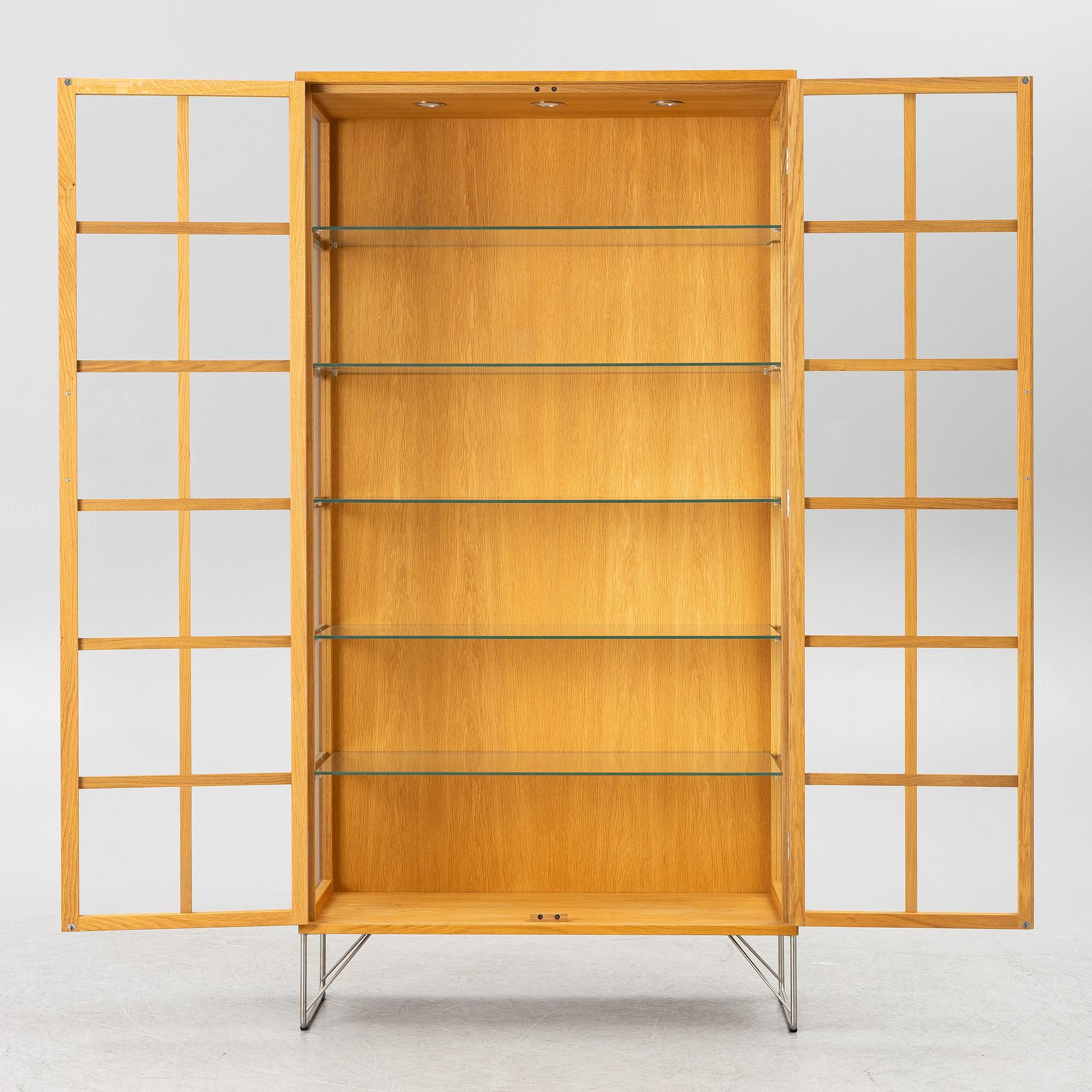 Nissen & Gehl, vitrinskåp, "AK 2780-2782", Naver Collection.