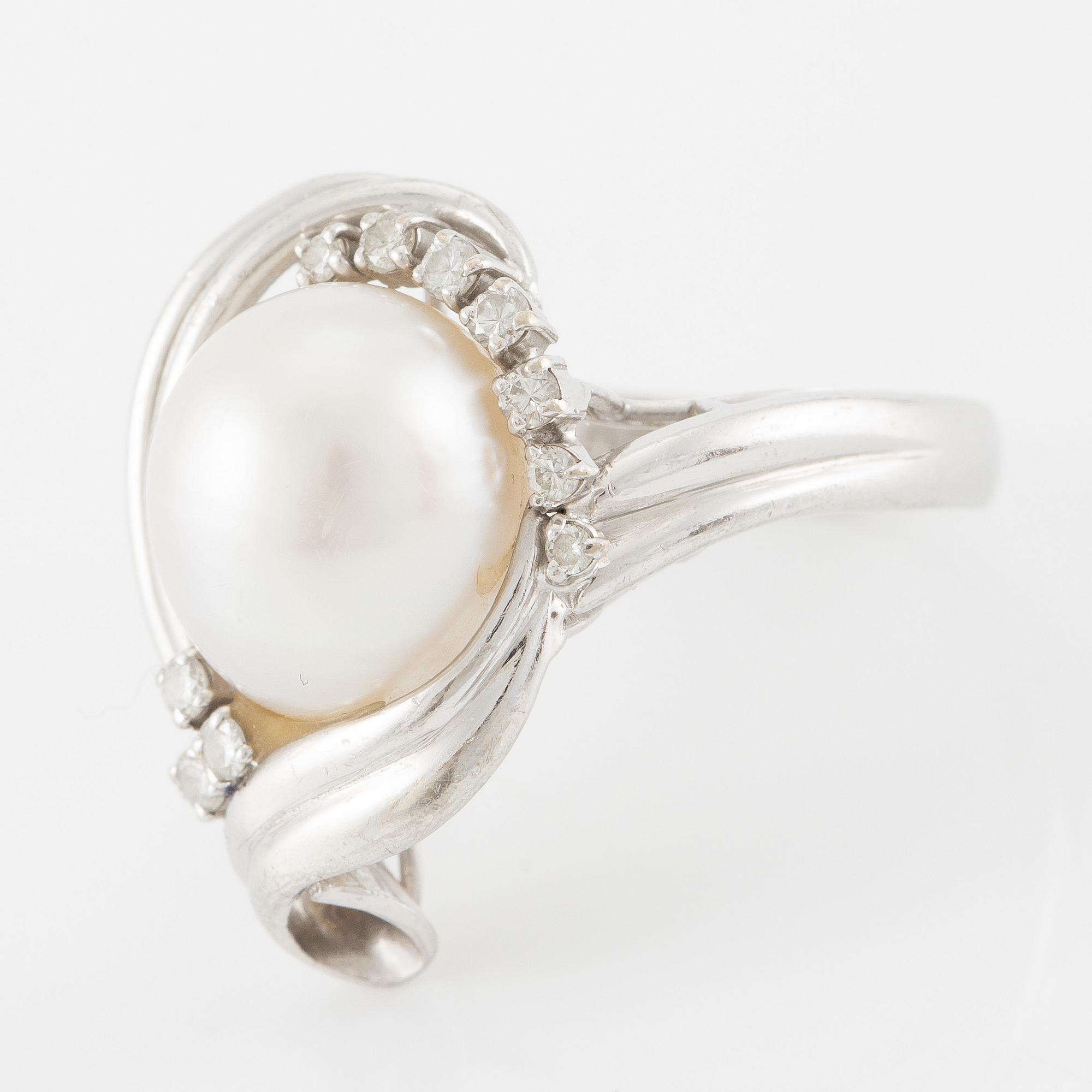 Ring platina med pärla och briljantslipade diamanter.