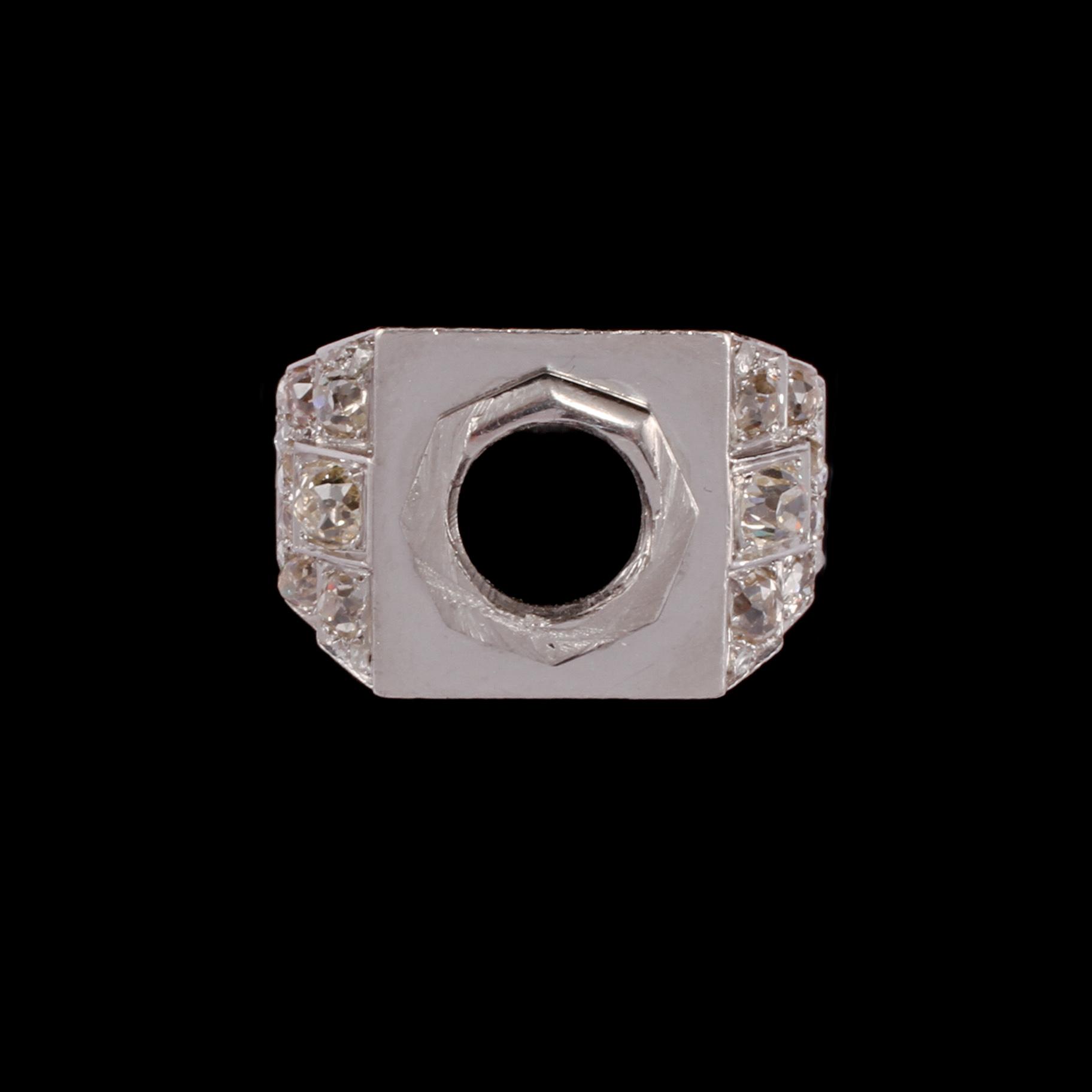 RING, 18k vitguld med rosenslipade och äldre briljantslipade diamanter. Vikt 12 g.