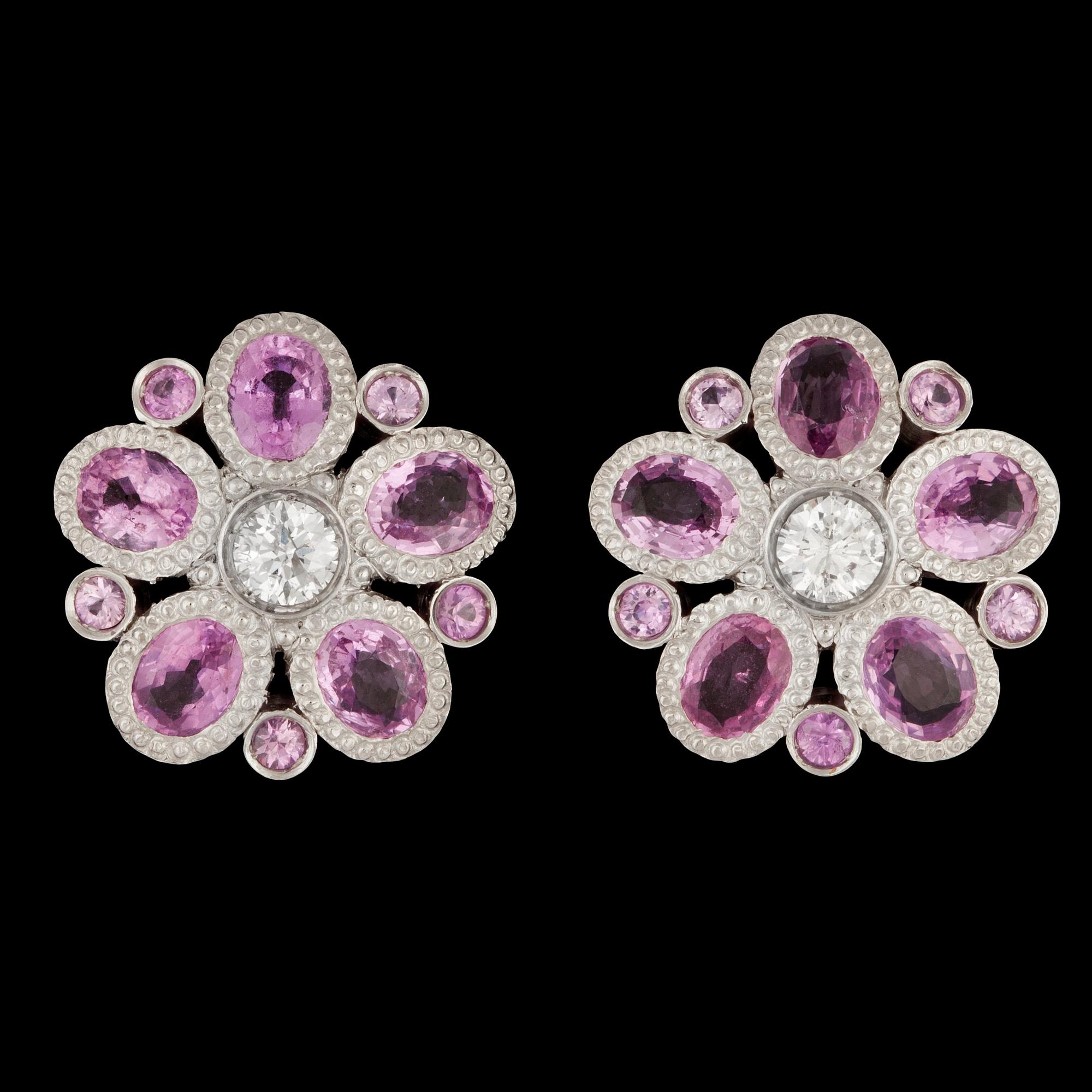 ÖRHÄNGEN, ovala fasettslipade rosa safirer och briljantslipade diamanter, tot. 0.62 cts.