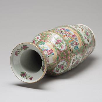 A large famille rose vase, Canton, Qing dynasty, 19th Century.