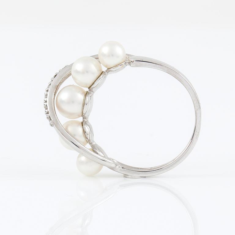 RING, Bliss, Italien, 18K vitguld med 5 pärlor och diamanter ca 0.06ct.