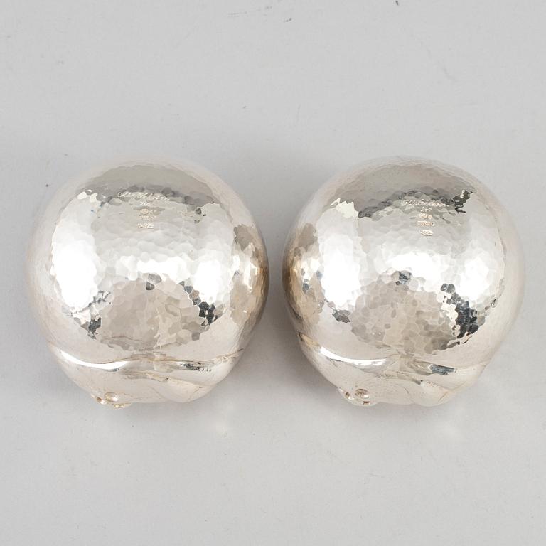 OLLE OHLSSON,  a pair of sterling tumblers, import marks, nr 245, 247.