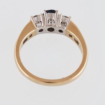 RING, 14K guld med fasettslipad  blå safir samt 8 briljantslipade diamanter ca 0.50 ct S&S Jewellery. Vikt 4,4 gram.