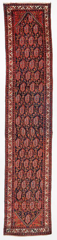 An Oriental runner carpet, circa 516 x 103 cm.