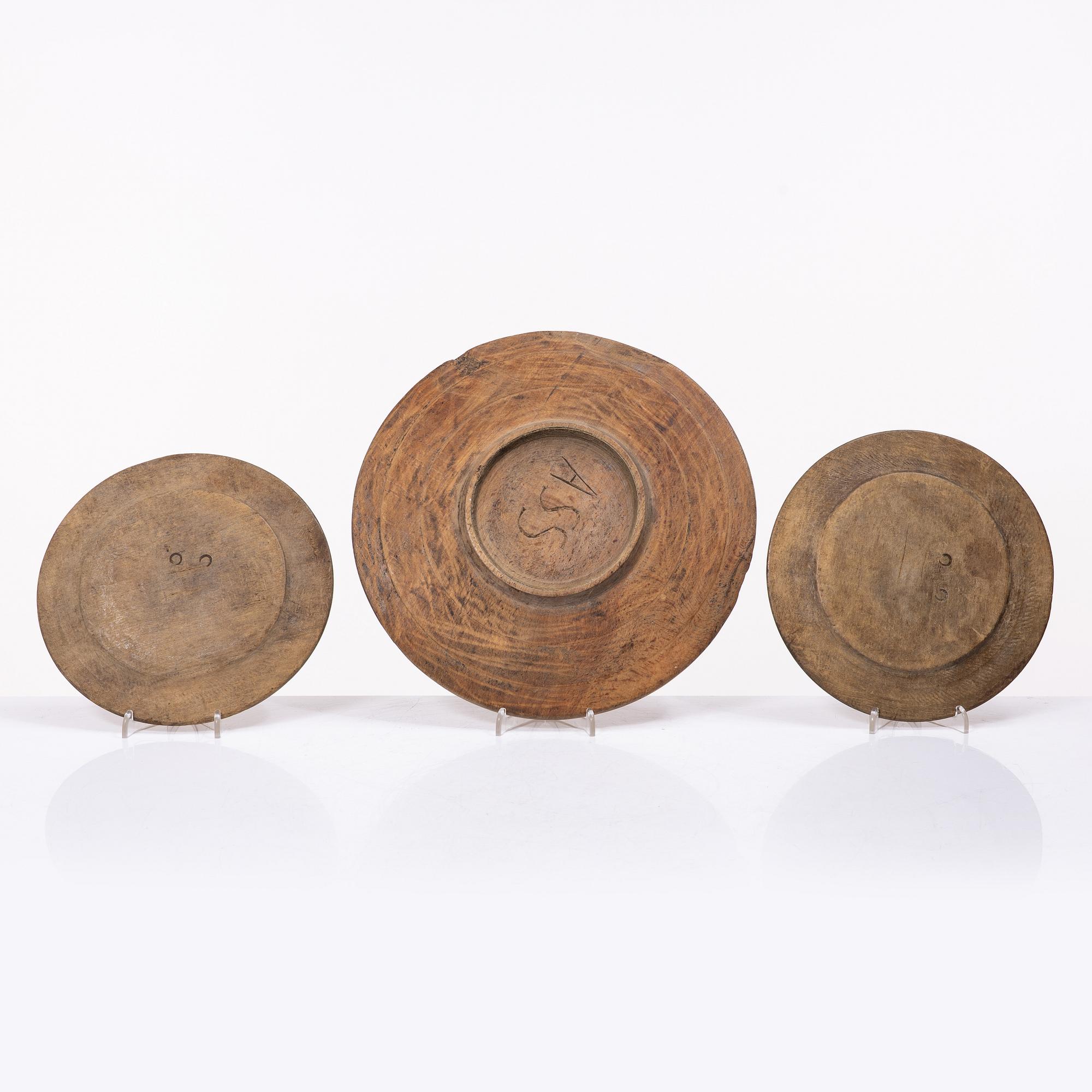 Tallrikar, ett par, samt ett fat, allmoge, 1800-tal.