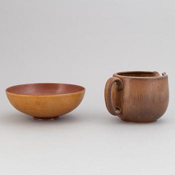 Gunnar Nylund, a set of two stoneware jugs, a bowl and a vase, Rörstrand, 1940's.