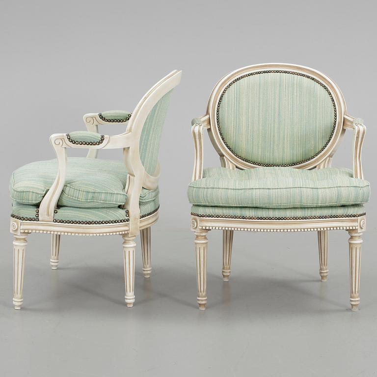 KARMSTOLAR, ett par, gustaviansk stil, 1900-talets första hälft.