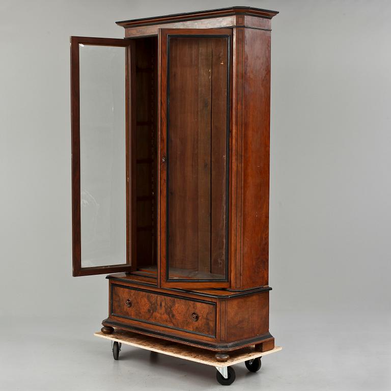 BOKSKÅP, nyrenässans, 1800-talets andra hälft.