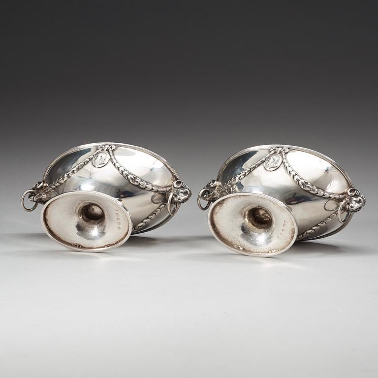 A pair of English 18th century sauce-tureens, possibly of John Robins, London 1784.