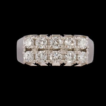 RING, 18k vitguld med 10 briljantslipade diamanter ca 0.6 ct. Vikt 6 g.