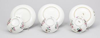 KOPPAR med FAT, 3 st, porslin. Qing dynastin, Qianlong (1736-95).