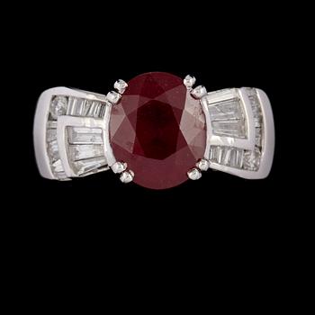 RING, 14k vitguld med ovalslipad rubin ca 6.00 ct samt briljant och trapetsslipade diamanter, ca 1.00 ct. Vikt 10 g.