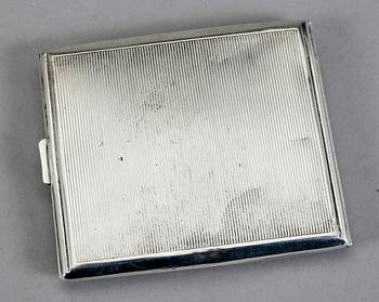 CIGARETTETUI och CIGARETTTÄNDARE, silver, 1900-talets första hälft.