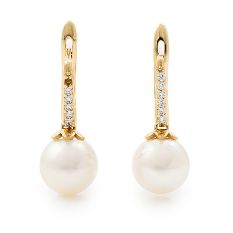 Earrings in 18K gold with cultured Akoya pearls and brilliant-cut diamonds.
