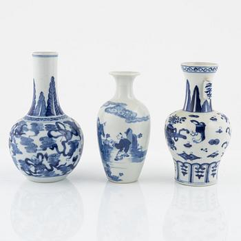 A set of three blue and white vases, late Qing dynasty, circa 1900.